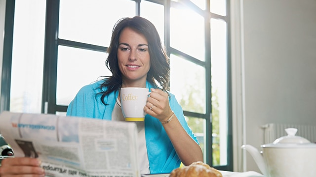 woman dinking coffee